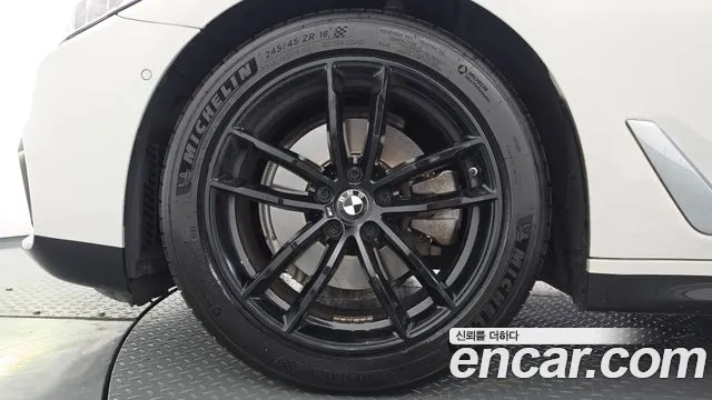 BMW 5-Series 2019 thumb 5