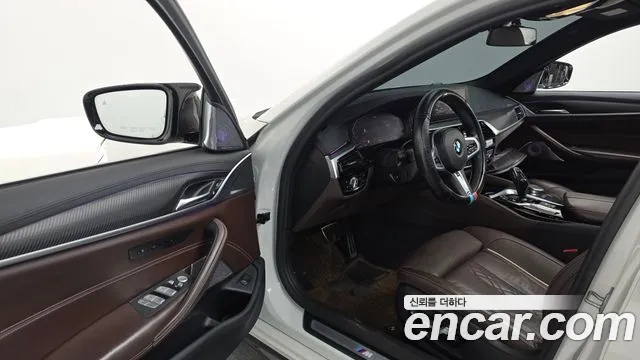BMW 5-Series 2019 thumb 10