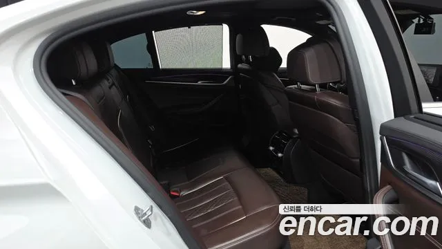 BMW 5-Series 2019 thumb 11