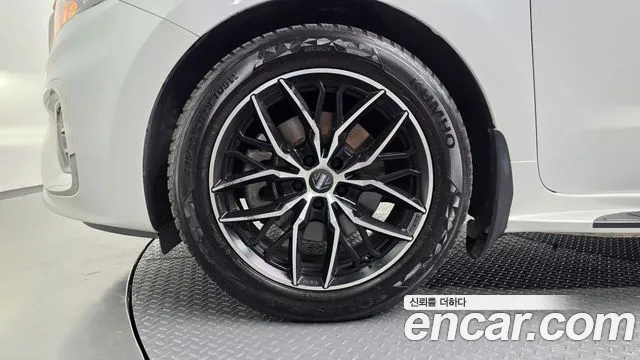 Kia Carnival 2018 thumb 5