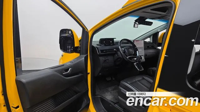 Hyundai Staria 2023 thumb 10