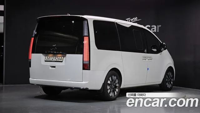 Hyundai Staria 2024 thumb 2