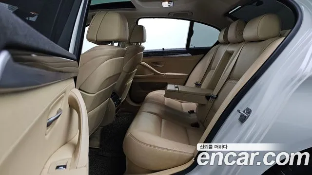 BMW 5-Series 2016 thumb 11