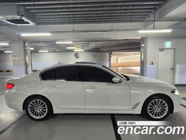 BMW 5-Series 2020 thumb 4