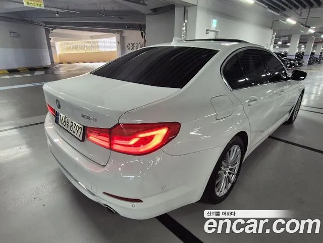 BMW 5-Series 2020 thumb 6