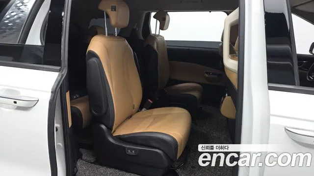 Kia Carnival 2021 thumb 11