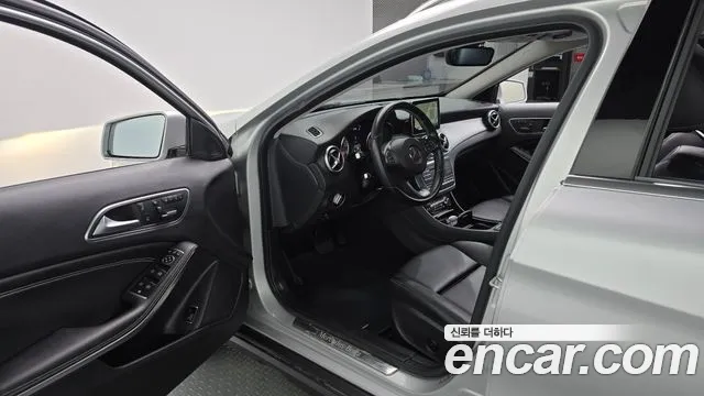Mercedes-Benz GLA 2016 thumb 10