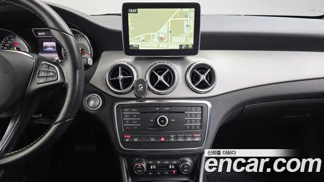Mercedes-Benz GLA 2016 thumb 12