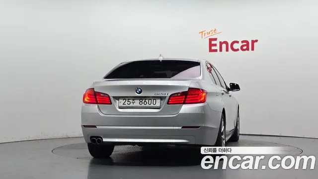 BMW 5-Series 2011 thumb 4