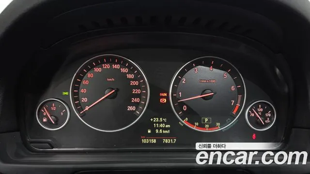 BMW 5-Series 2011 thumb 8