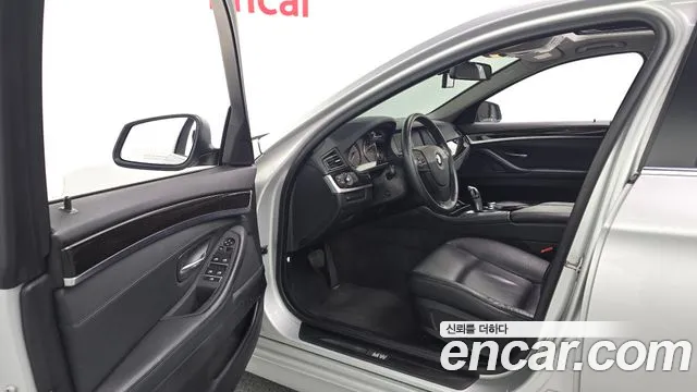BMW 5-Series 2011 thumb 10