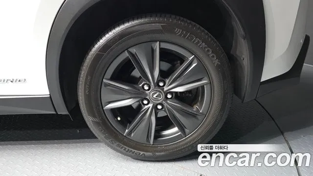 Lexus UX 2019 thumb 4