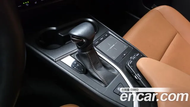Lexus UX 2019 thumb 8