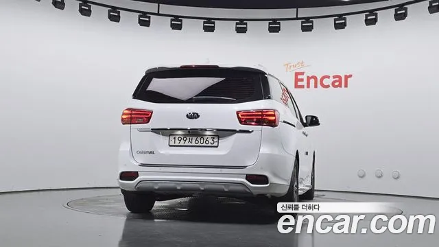 Kia Carnival 2018 thumb 4