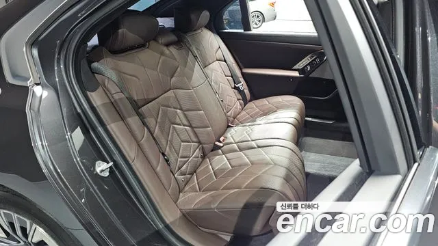 BMW 7-Series 2023 thumb 11