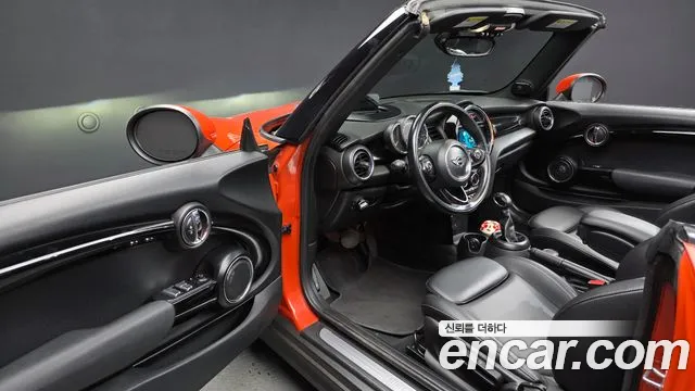 MINI Cooper Convertible 2019 thumb 10