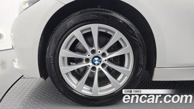 BMW 3-Series 2018 thumb 4