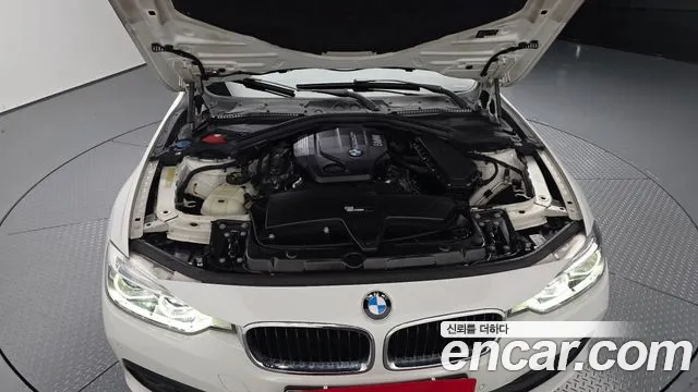 BMW 3-Series 2018 thumb 5