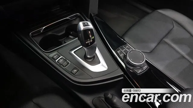BMW 3-Series 2018 thumb 8