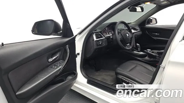 BMW 3-Series 2018 thumb 9