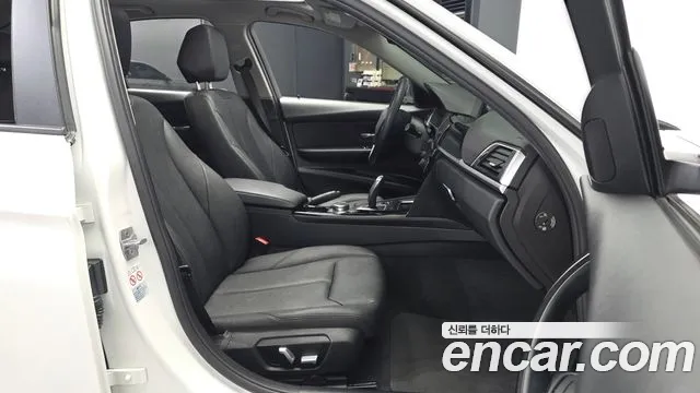 BMW 3-Series 2018 thumb 10