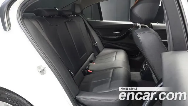 BMW 3-Series 2018 thumb 11