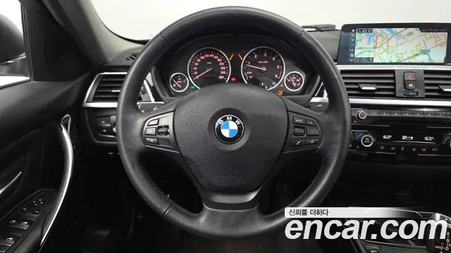 BMW 3-Series 2018 thumb 12