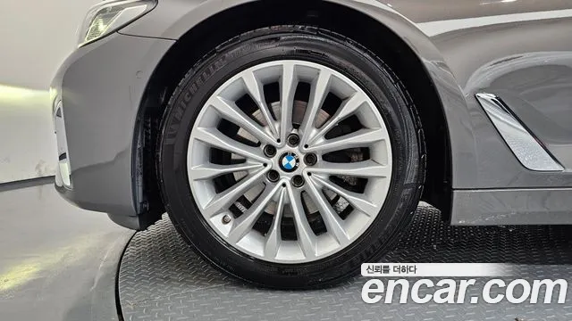 BMW 5-Series 2022 thumb 4