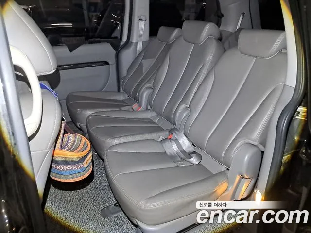 Kia Carnival 2012 thumb 11