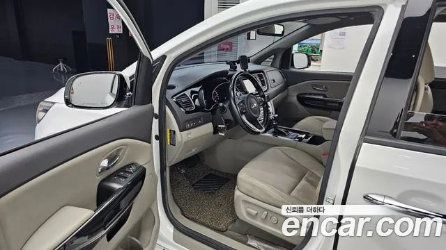 Kia Carnival 2018 thumb 10