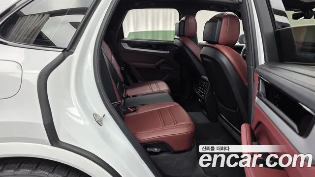 Porsche Cayenne 2025 thumb 12