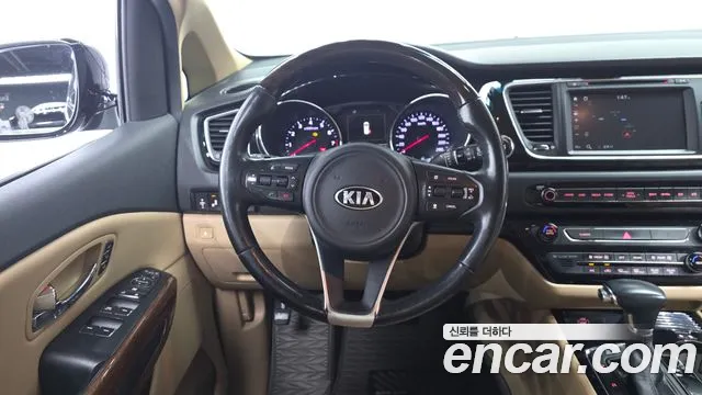 Kia Carnival 2016 thumb 11