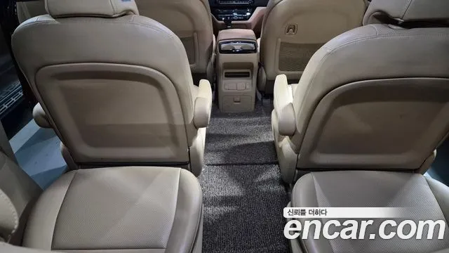 Kia Carnival 2015 thumb 10