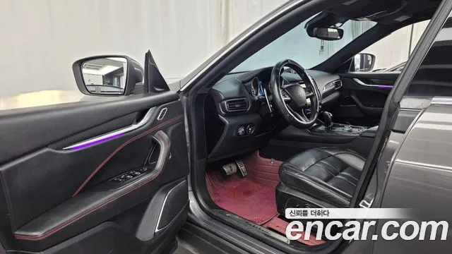 Maserati Levante 2017 thumb 10