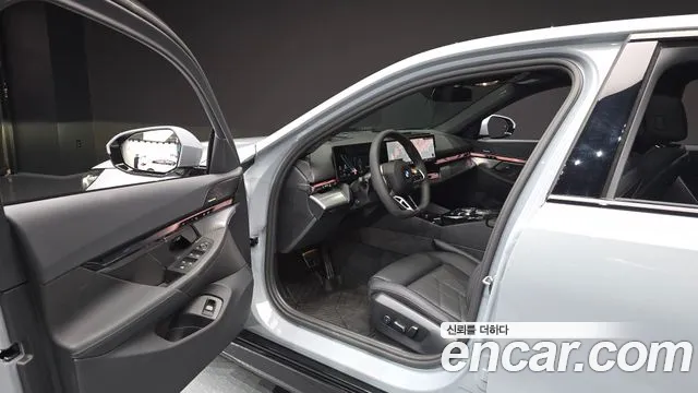 BMW 5-Series 2025 thumb 10