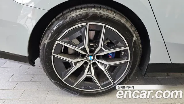 BMW 5-Series 2025 thumb 5