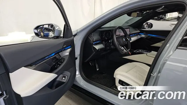 BMW 5-Series 2025 thumb 10