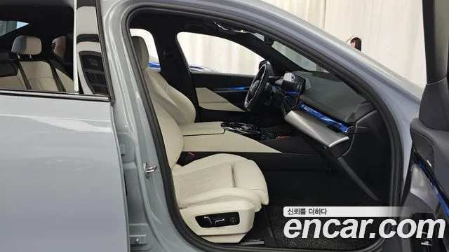 BMW 5-Series 2025 thumb 11