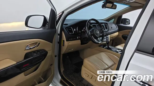 Kia Carnival 2016 thumb 10