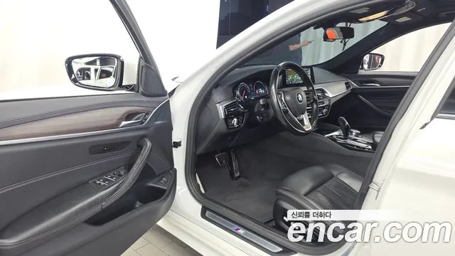 BMW 5-Series 2017 thumb 10