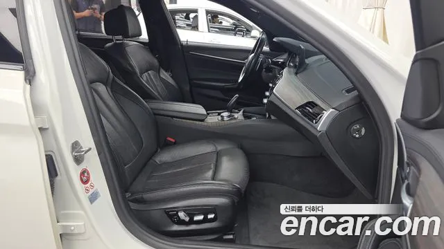 BMW 5-Series 2017 thumb 11