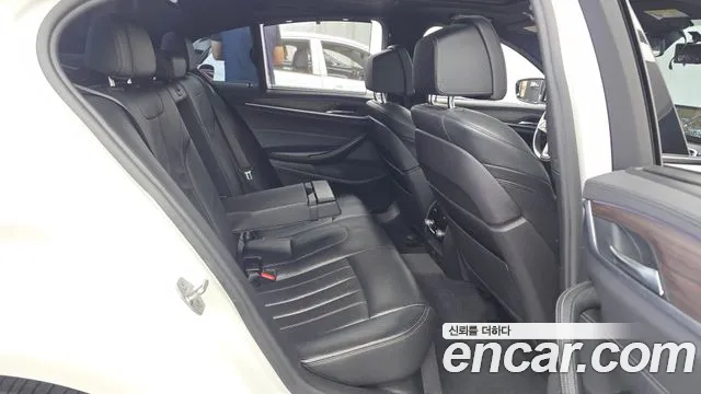 BMW 5-Series 2017 thumb 12