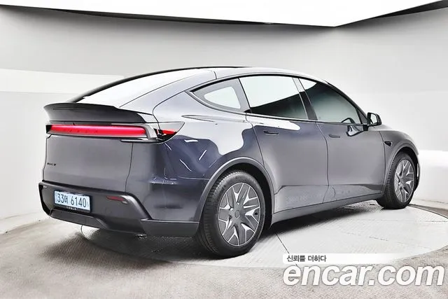 Tesla Model Y 2026 thumb 2