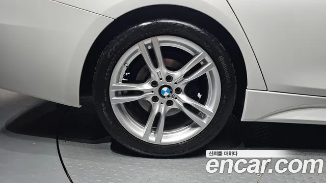 BMW 3-Series 2017 thumb 4