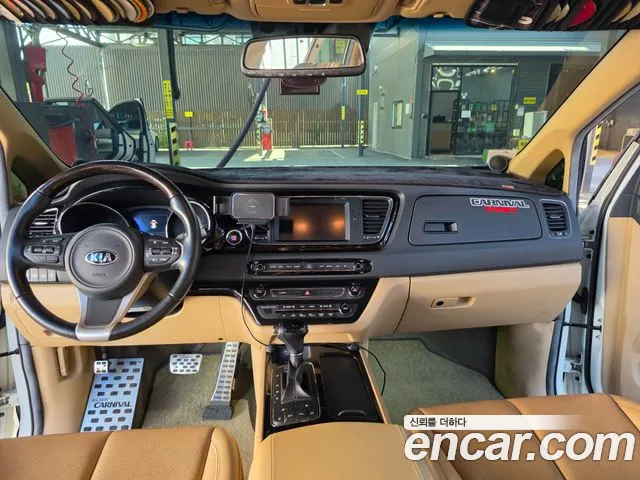 Kia Carnival 2015 thumb 11