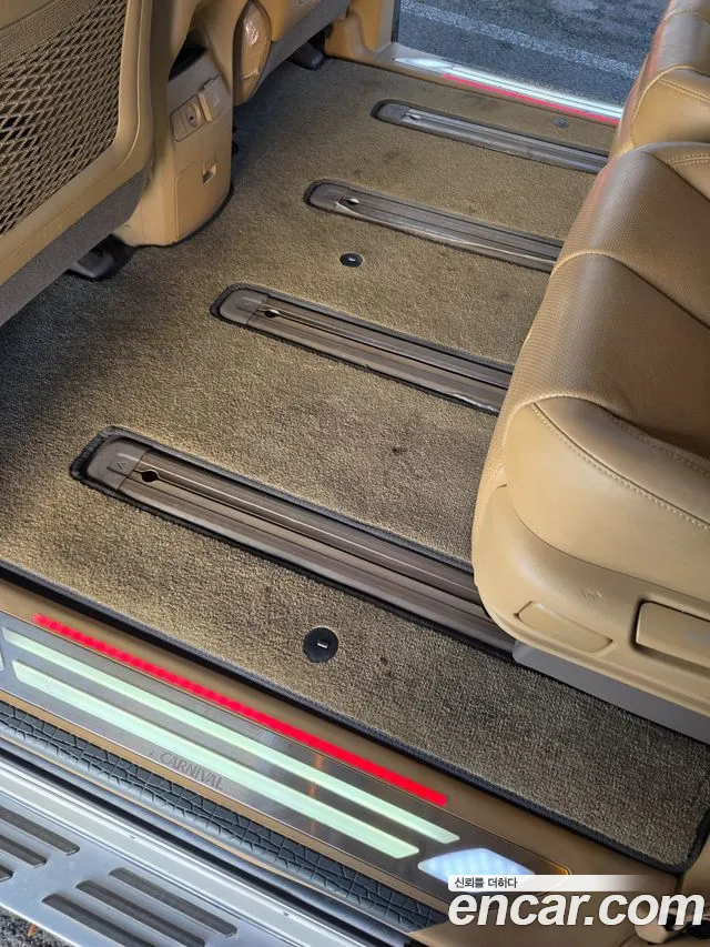 Kia Carnival 2015 thumb 12