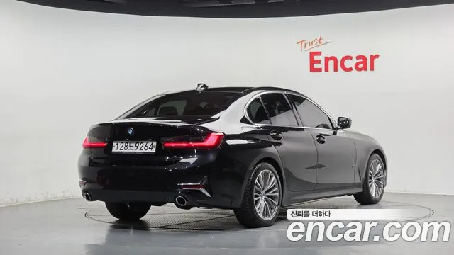 BMW 3-Series 2019 thumb 2