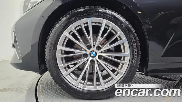 BMW 3-Series 2019 thumb 5