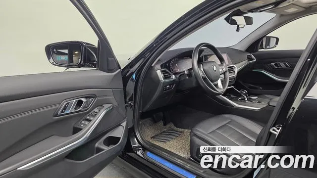 BMW 3-Series 2019 thumb 10