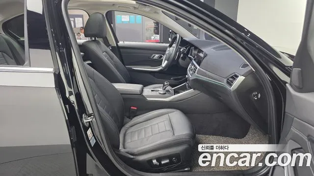 BMW 3-Series 2019 thumb 11